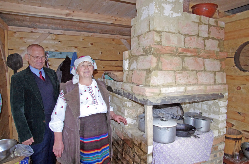Ганна Тимчук і Афанасій Шліхта ознайомлюють із повстанською пекарнею. Фото Василя БАЛЮХА